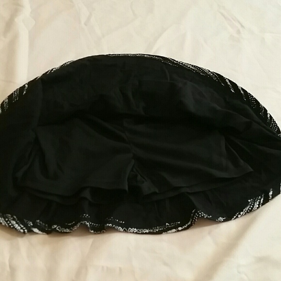NWT. Girl's black/white scooter  skirt size 4T - Picture 2 of 5
